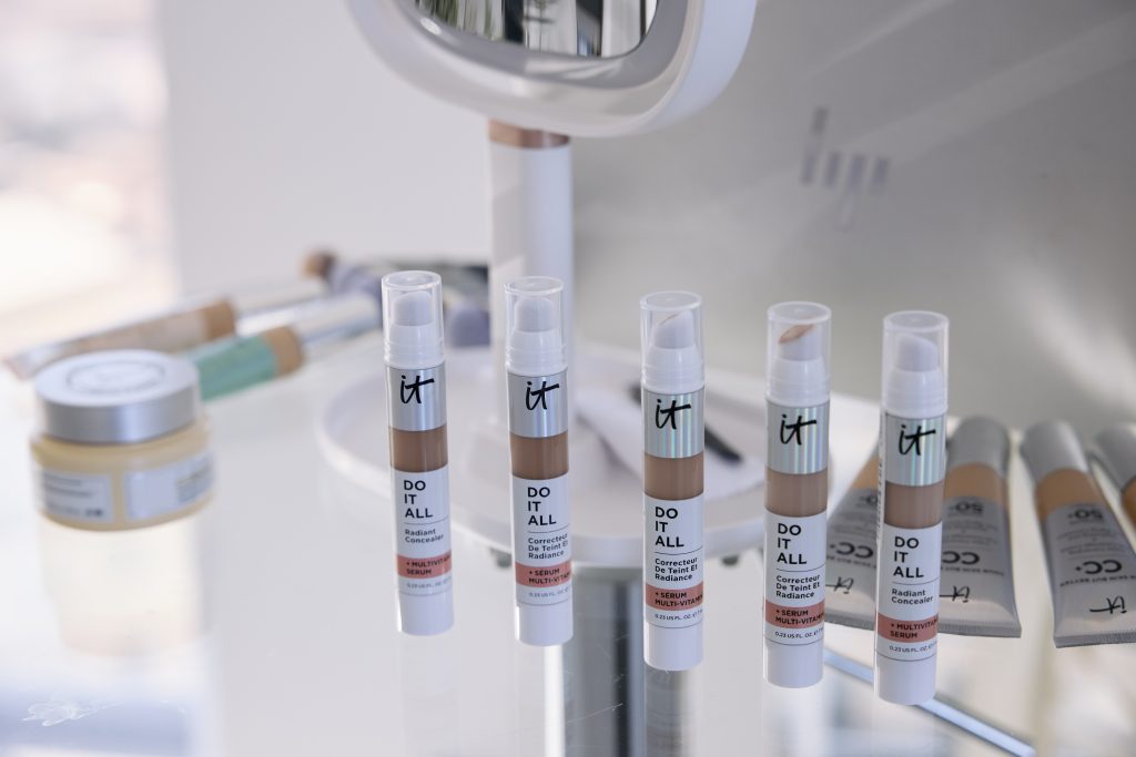 It Cosmetics ha presentado en un evento a su nueva portavoz, la presentadora Paula Vázquez